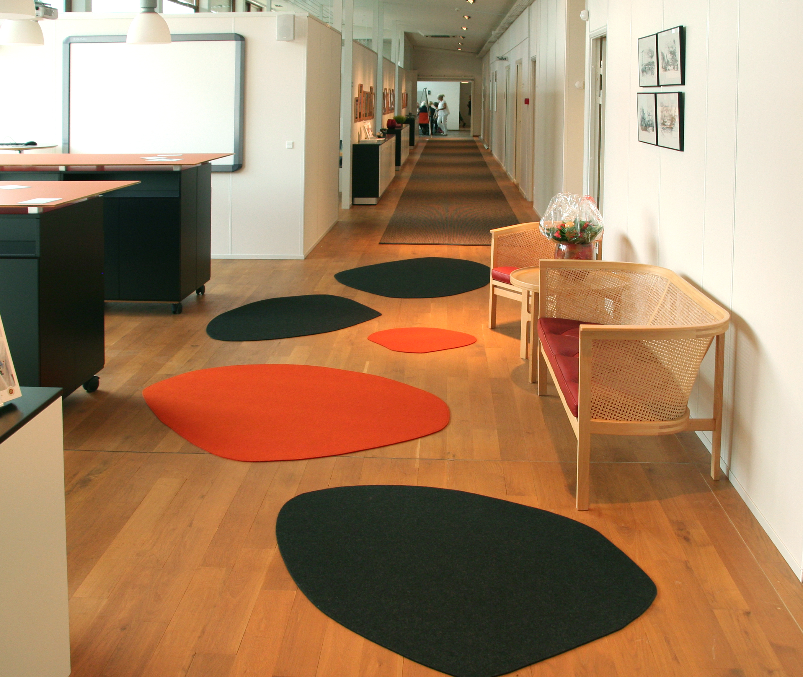 Afpasset tæppe i filt på kontor